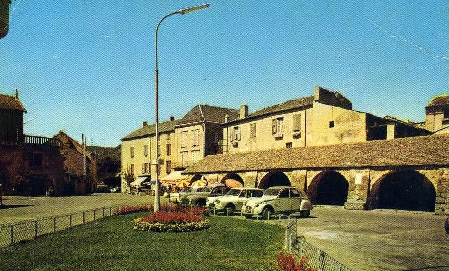 La place du Claux à Nant Aveyron en 1970 c'était beau.