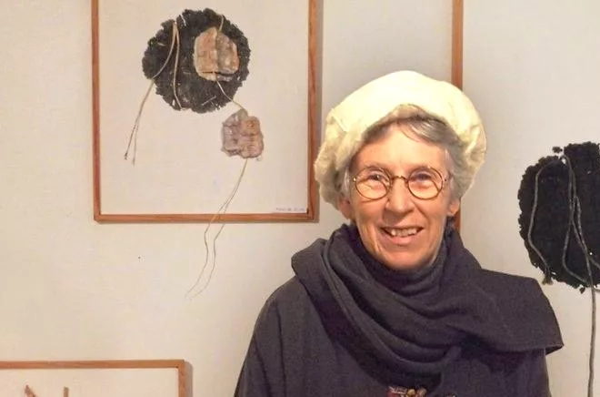 Anne Brandy dans sa galerie à Nant