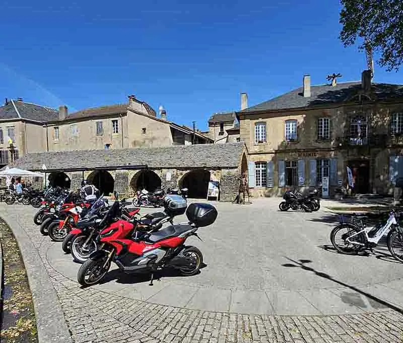 Motos et motards à Nant sur la place du Claux devant les halles et la mairie du XIVème siècle Motos et motards à Nant sur la place du Claux devant les halles et la mairie du XIVème siècle