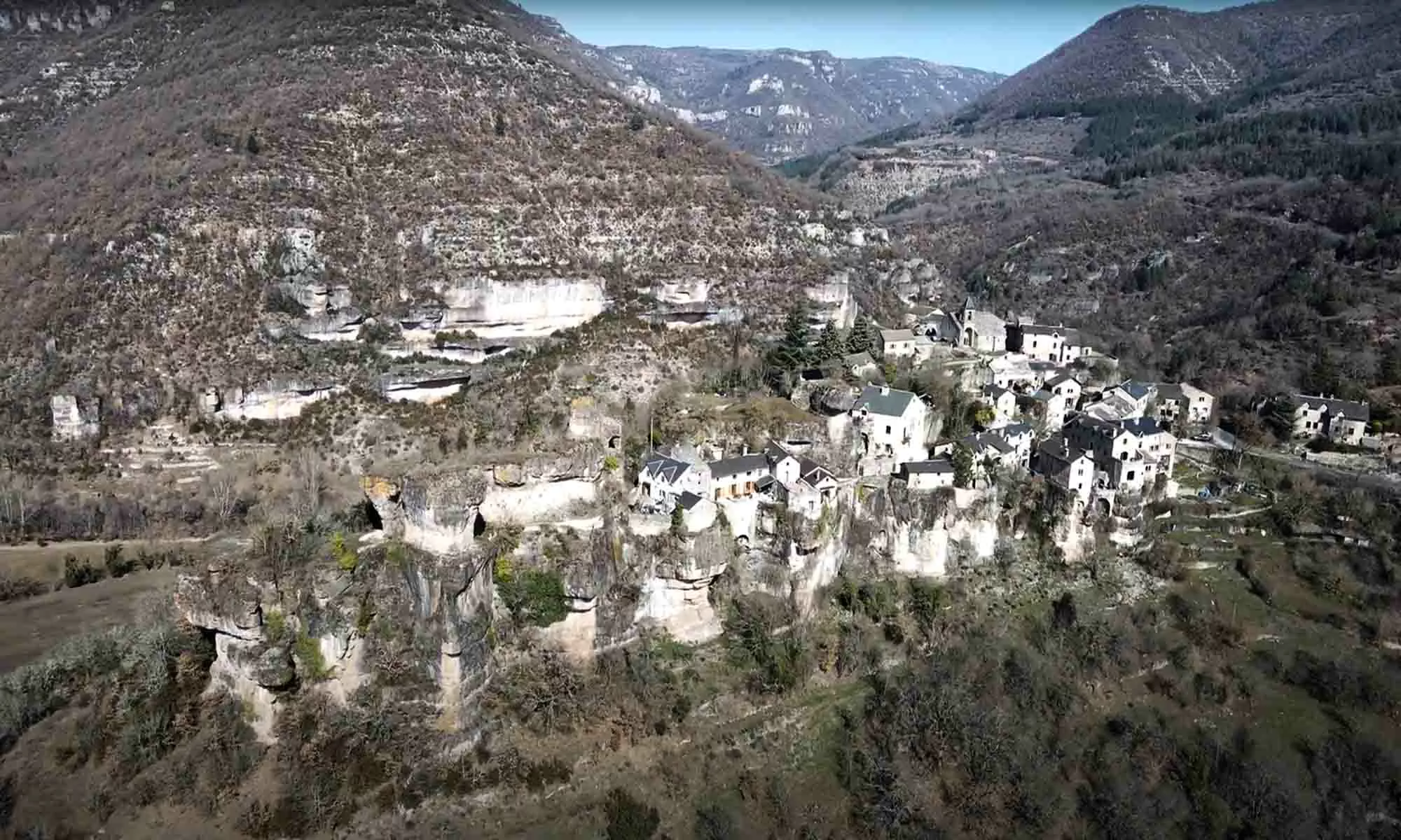 Cantobre en Aveyron le village perché de la vallée de la Dourbie