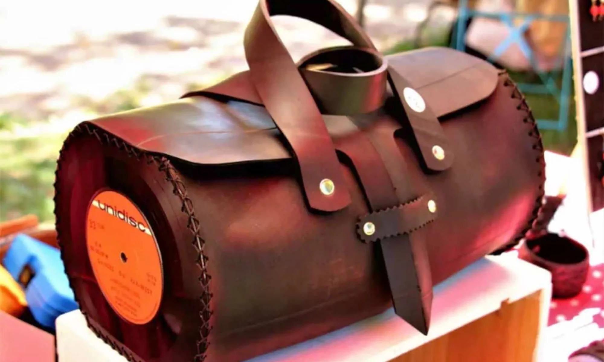 Artisanat zéro déchet - Création en chambre à air, vinyle et pneu de vélo. ATELIER Atelier - Expo à Nant des créations de Laurette.