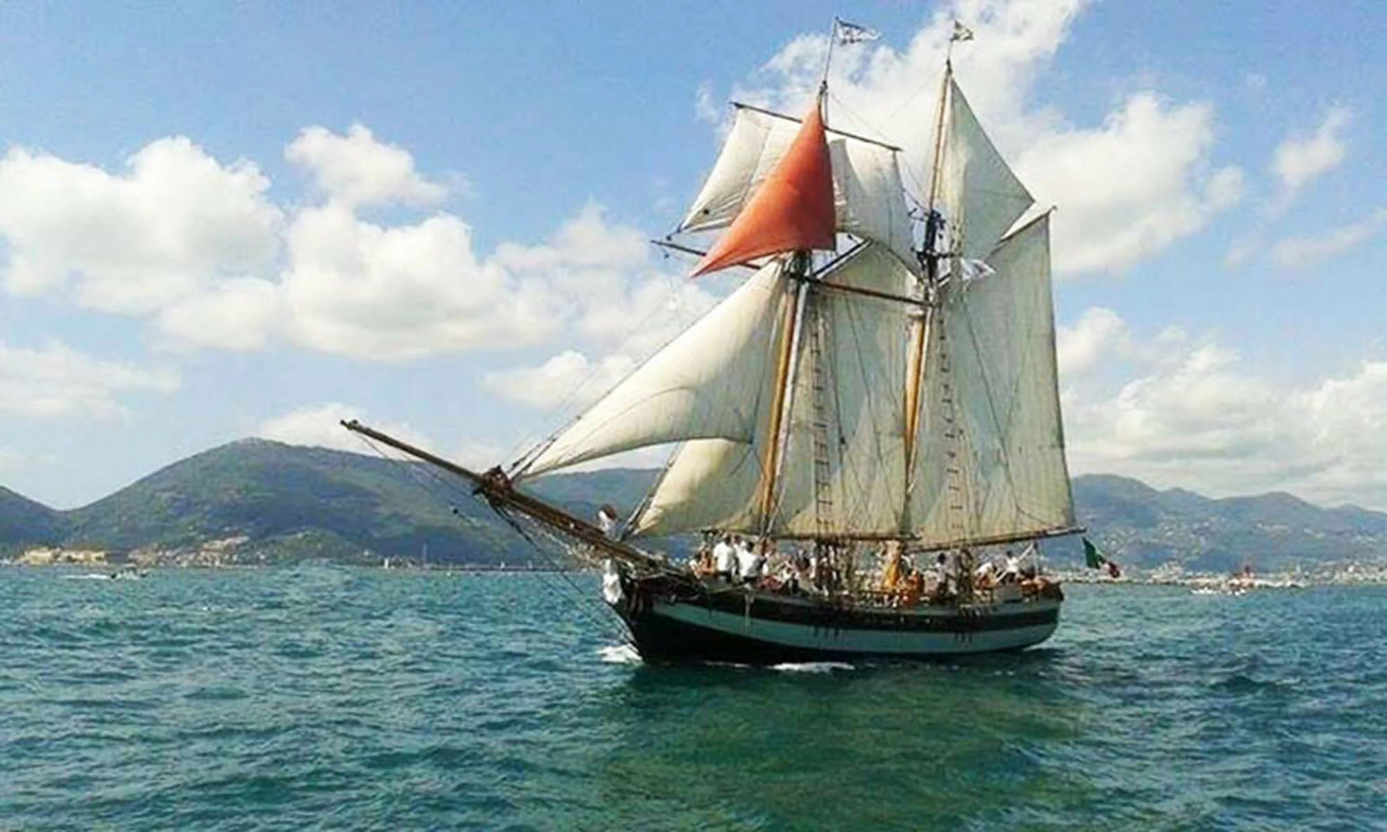 Pandora, reproduction fidèle des goélettes à hunier russes, de 30m de long, des années 1700. Il a été lancé en 1994 sous le nom de Anna. Maintenant utilisé comme navire-école naval et participe à divers évènements.