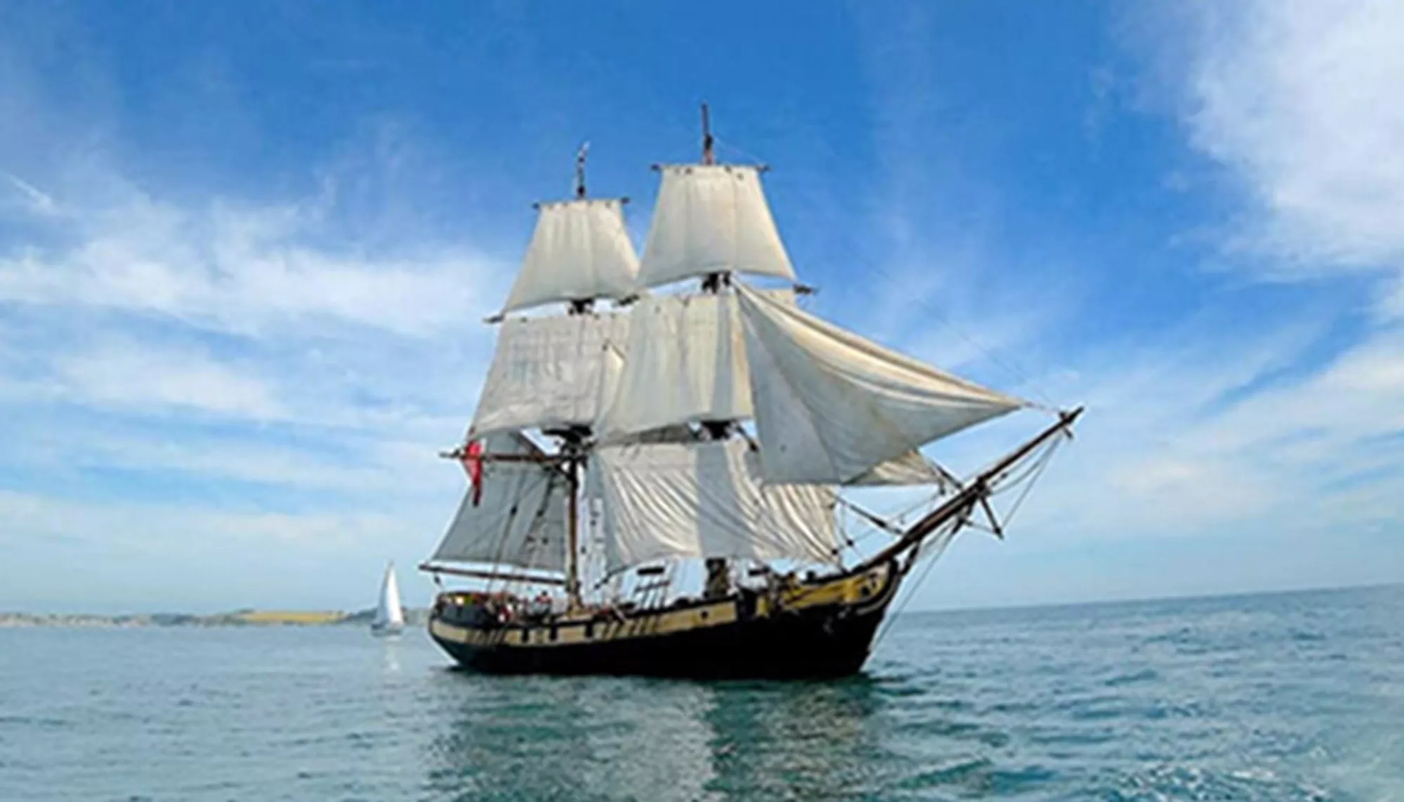 Phoenix transformé dans les années 1980 en voilier d’époque pour le cinéma. Basé aujourd’hui au Royaume-Uni, il est surtout connu pour son apparence de navire du XVIIIe siècle.