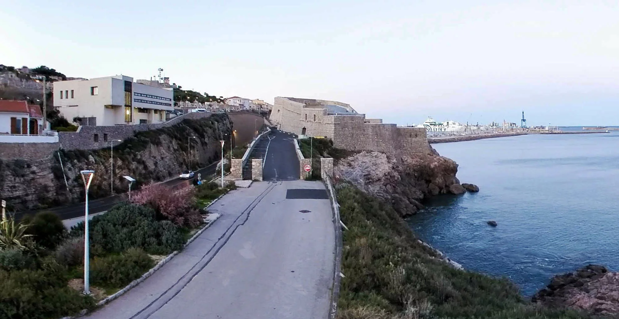 Théâtre de la Mer à Sète. Ancien fort militaire transformé en théâtre en plein air, ce lieu magique offre une expérience unique, mêlant patrimoine, musique et panorama exceptionnel.