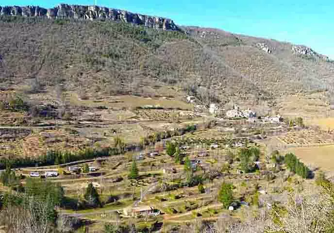Camping à Nant d'Aveyron le Roc qui parle dans la vallée de la Dourbie