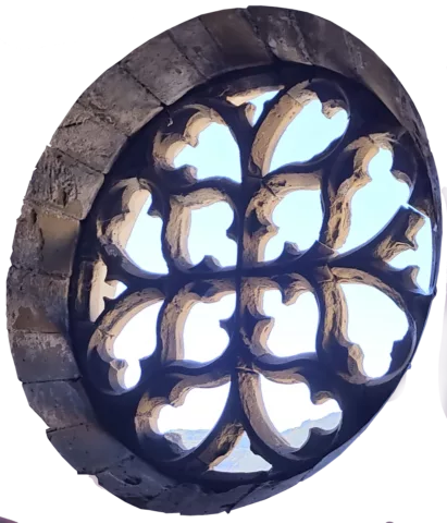 La rosace de l'église Saint-Jacques à Nant. Une émotion vous prend quand vous voyez cette beauté tellement inaccessible.
