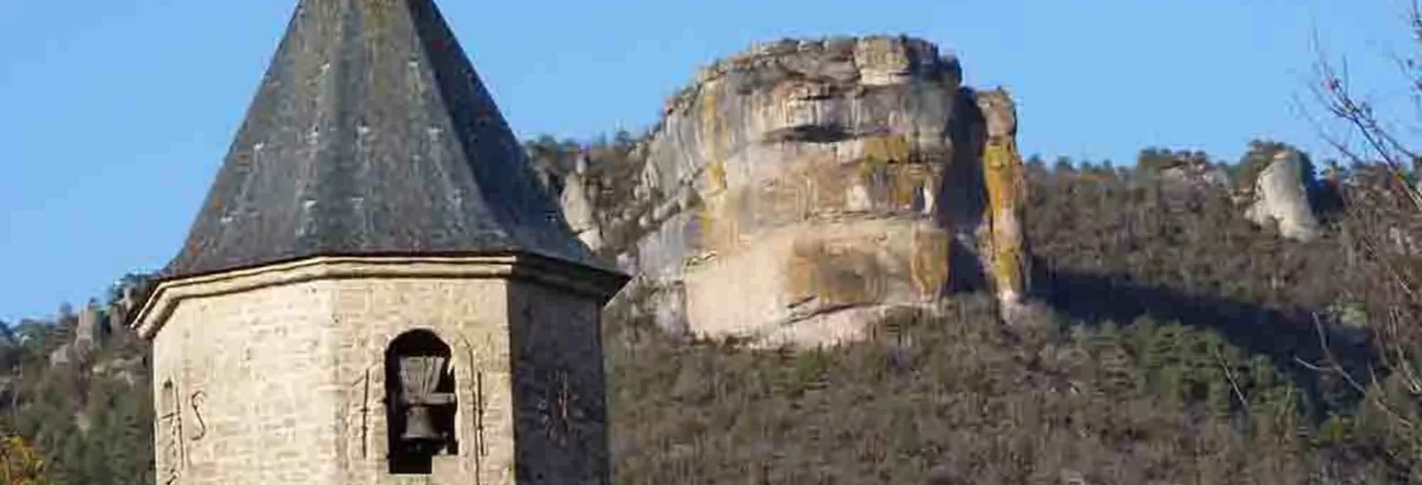 Le Roc Nantais à Nant en Aveyron en arrière plan de l'église Saint-Pierre du XIIe siècle. Le Roc Nantais à Nant en Aveyron en arrière plan de l'église Saint-Pierre du XIIe siècle.