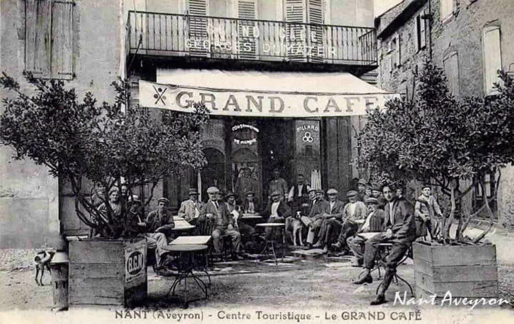 Le grand café à Nant sur la place du Claux