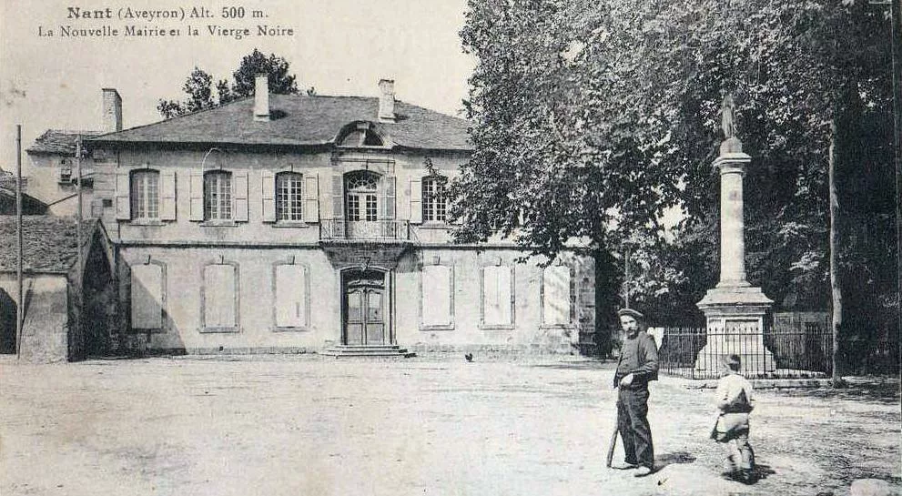 Mairie de Nant en 1906 c'était vraiment bien sans rien pour gêner