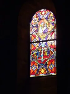 Vitrail par Jean Hugo à l'intérieur de l'abbatiale Saint-Pierre à Nant