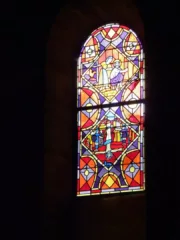 Vitrail par Jean Hugo à l'intérieur de l'abbatiale Saint-Pierre à Nant