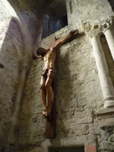 Vue du Christ à l'intérieur de l'abbatiale Saint-Pierre à Nant